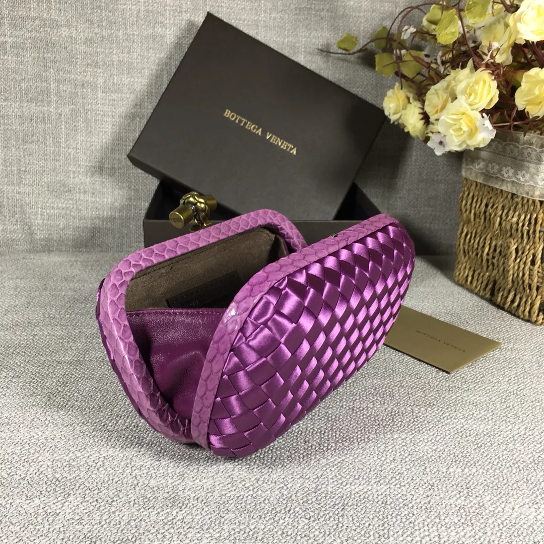 8651 Small Classic Dinner Bag ~~~Snake leather with ribbon ~~~Dense and slippery, not easy to fluff, can hold a small iPhone! Size: 16.5cm*10.5cm*6cm
